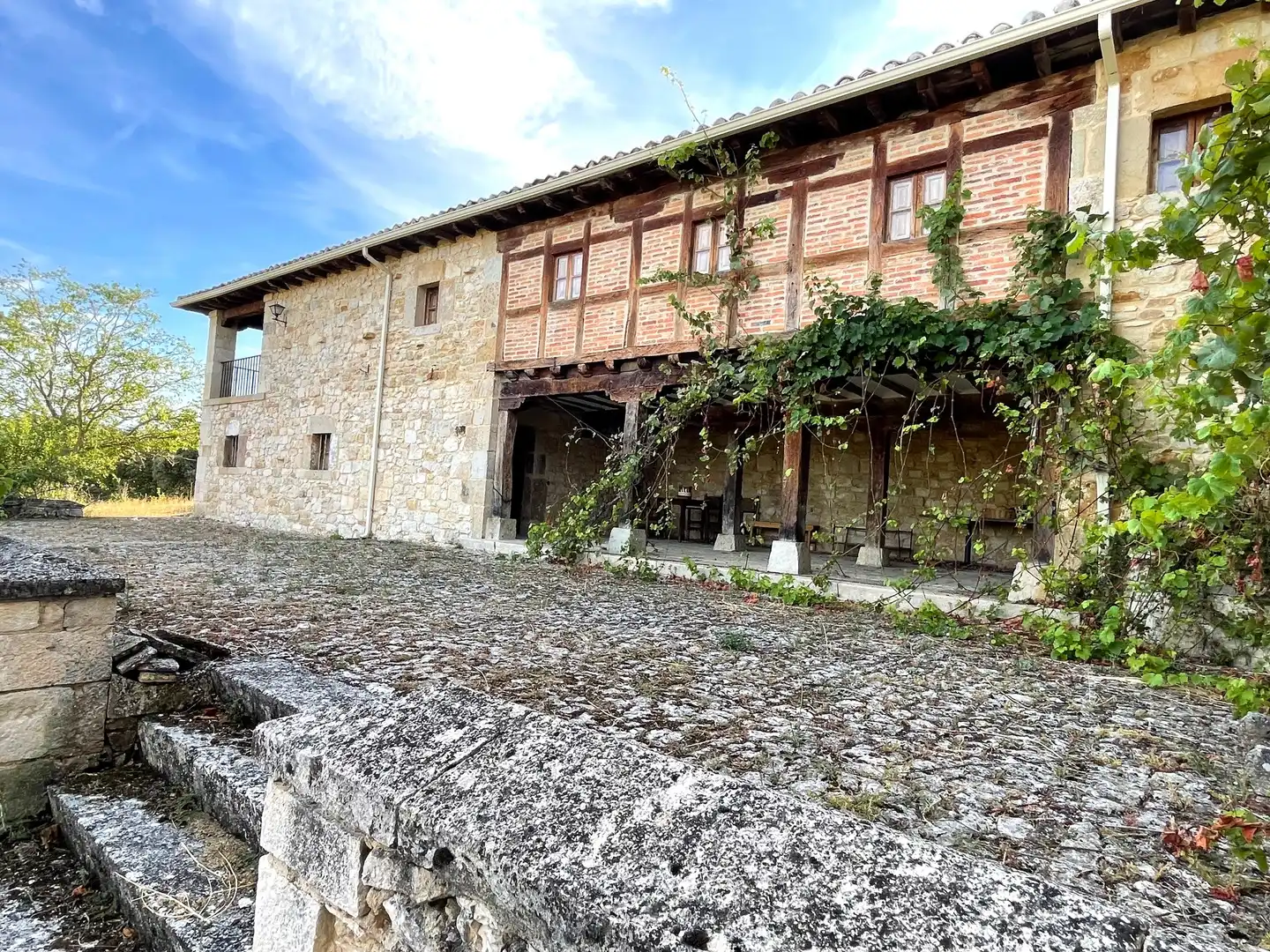 Vista exterior de Casa o xalet en venda en Villarcayo de Merindad de Castilla la Vieja amb Jardí privat i Terrassa