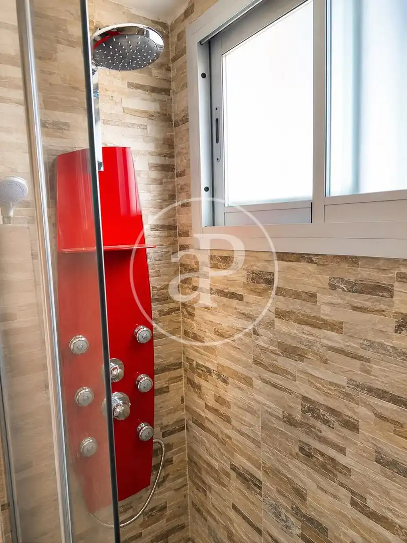 Baño de Piso de alquiler en Valencia con Aire acondicionado, Calefacción y Jardín privado