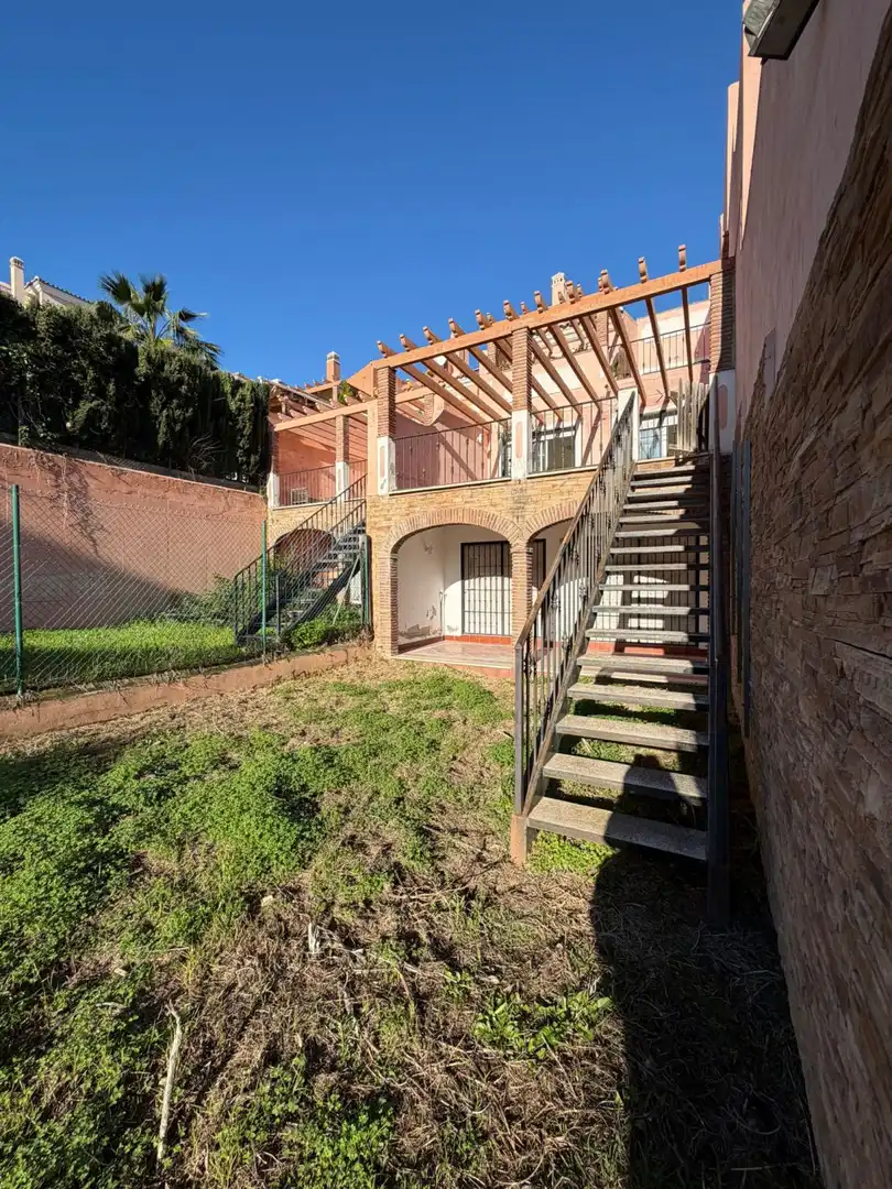 Vista exterior de Casa adosada en venda en Mijas amb Calefacció, Jardí privat i Terrassa