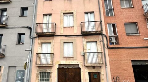 Vivienda con  posible local con salida de humos
