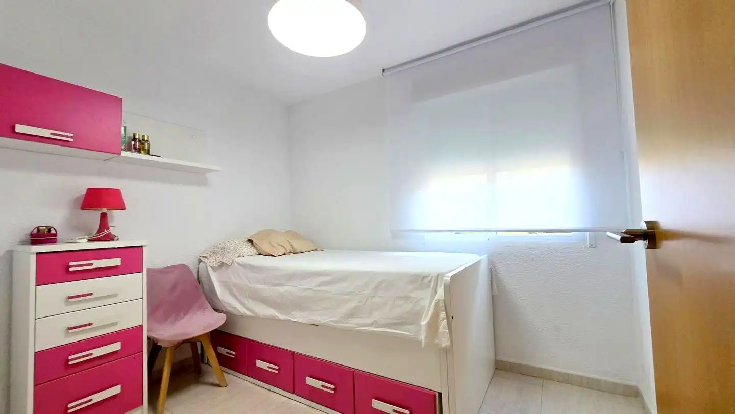 Habitación de Apartamento de alquiler en Gandia con Aire acondicionado, Terraza y Piscina comunitaria