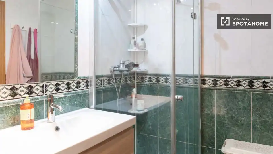 Bathroom of Flat for rent in Madrid  with Air Conditioner, Heating and Furnished