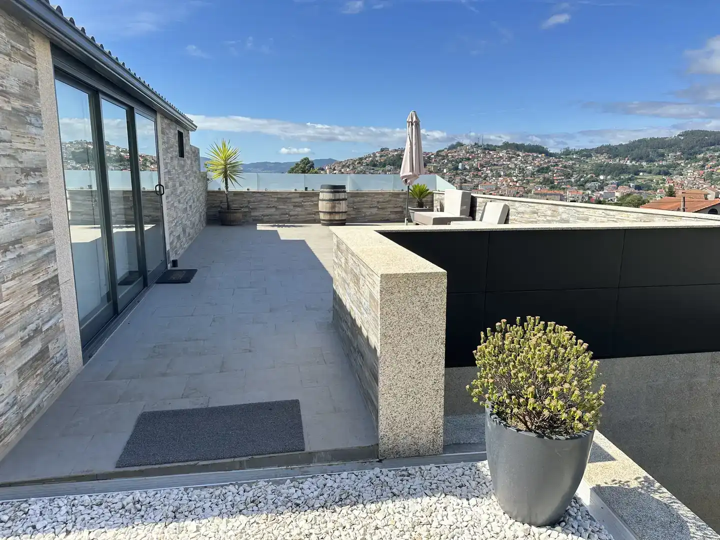 Terrassa de Casa adosada de lloguer en Vigo  amb Jardí privat, Parquet i Moblat