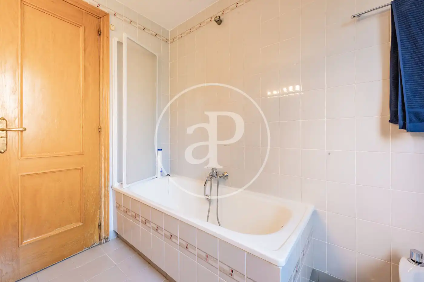 Bathroom of Flat for sale in Madrid  with Heating, Terrace and Storage room