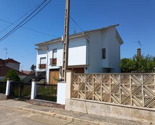 Vista exterior de Casa o xalet en venda en Herrera de Pisuerga amb Terrassa i Balcó