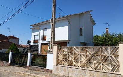 Vista exterior de Casa o xalet en venda en Herrera de Pisuerga amb Terrassa i Balcó