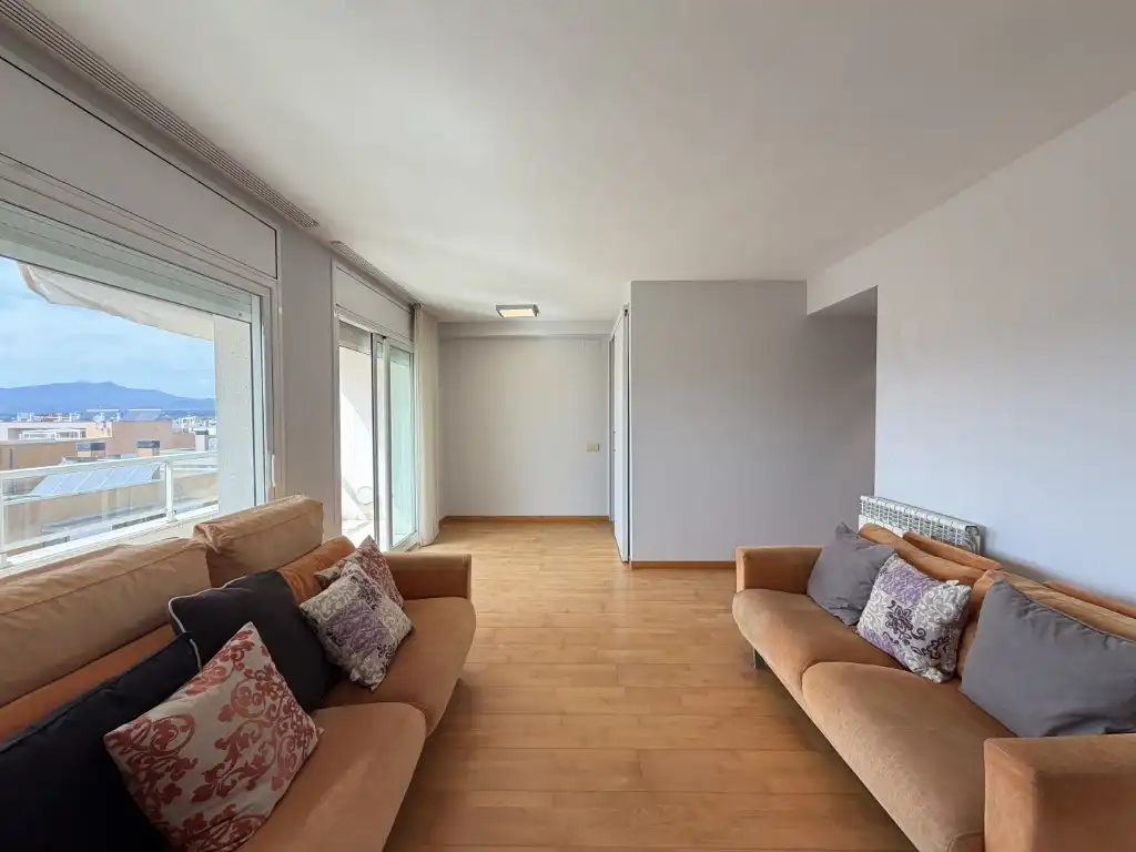 Wohnzimmer von Wohnung zur Miete in Girona mit Klimaanlage, Ofen und Balkon