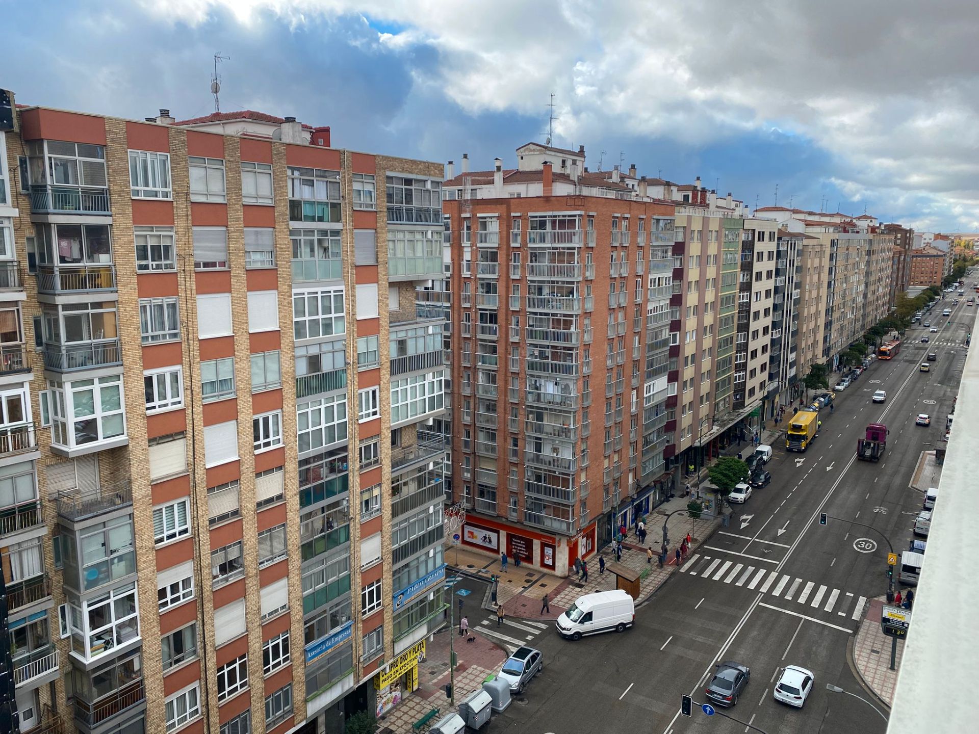 Vista exterior de Pis en venda en Burgos Capital amb Calefacció, Parquet i Terrassa
