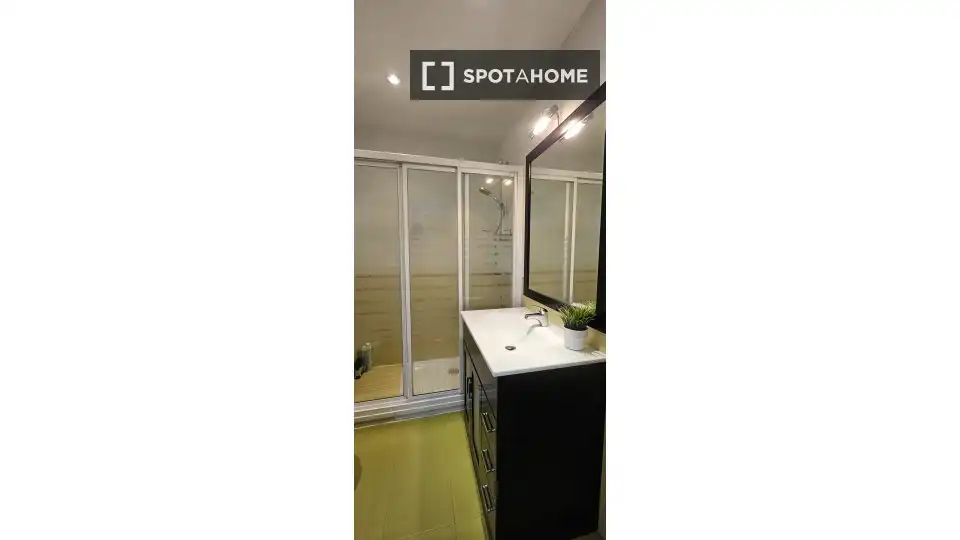 Baño de Piso de alquiler en Alcalá de Henares con Aire acondicionado, Calefacción y Amueblado