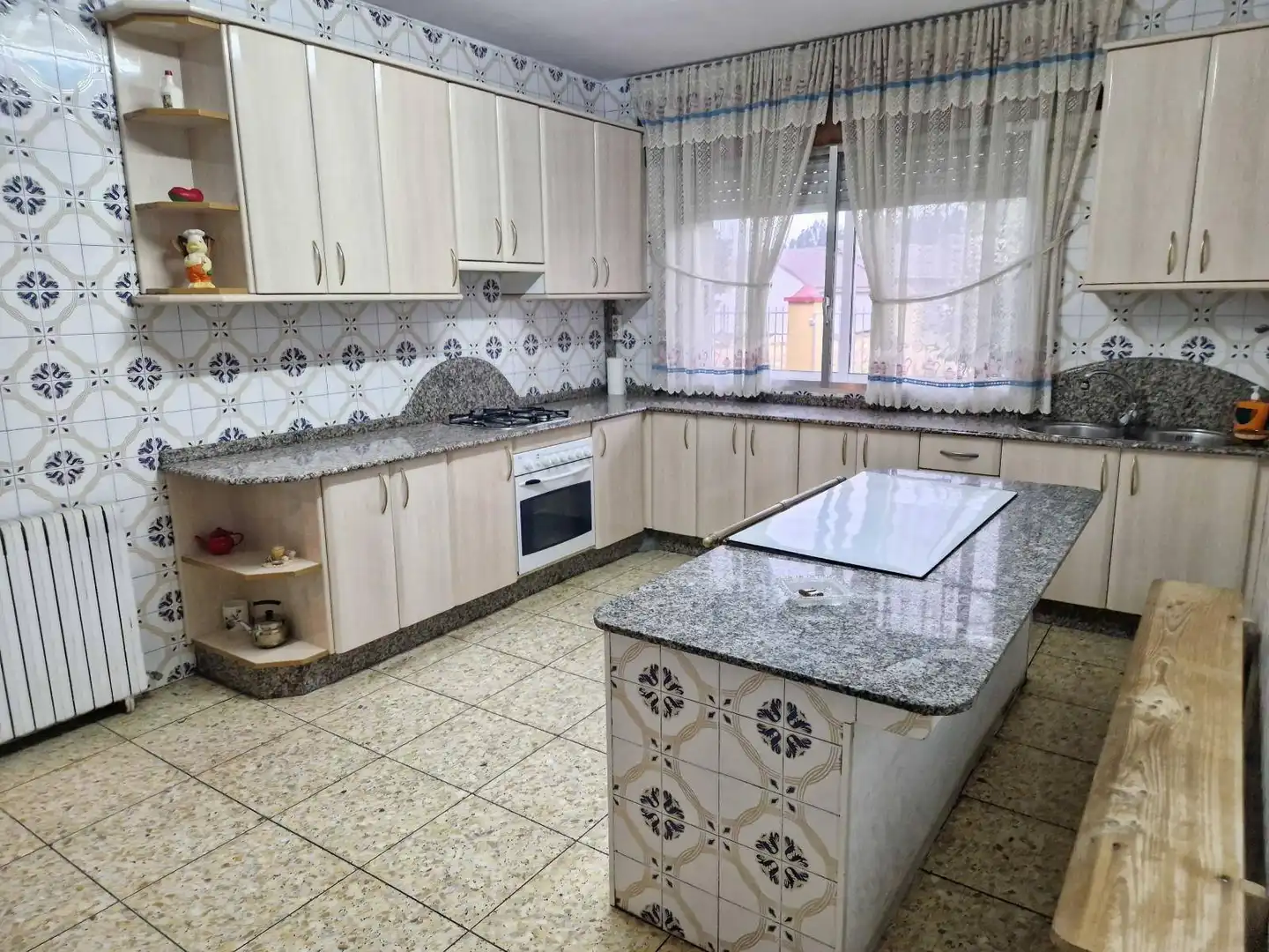 Cuina de Casa o xalet en venda en Ames amb Calefacció, Terrassa i Traster