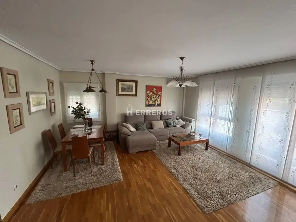 Sala d'estar de Casa adosada en venda en  Logroño amb Aire condicionat, Calefacció i Jardí privat