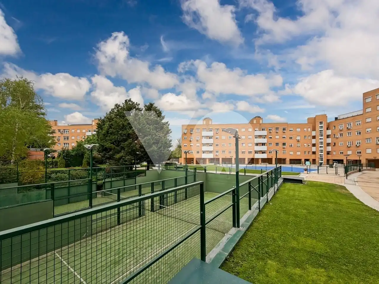 Außenansicht von Wohnung zum Verkauf in Madrid mit Klimaanlage, Heizung und Gemeinschaftspool