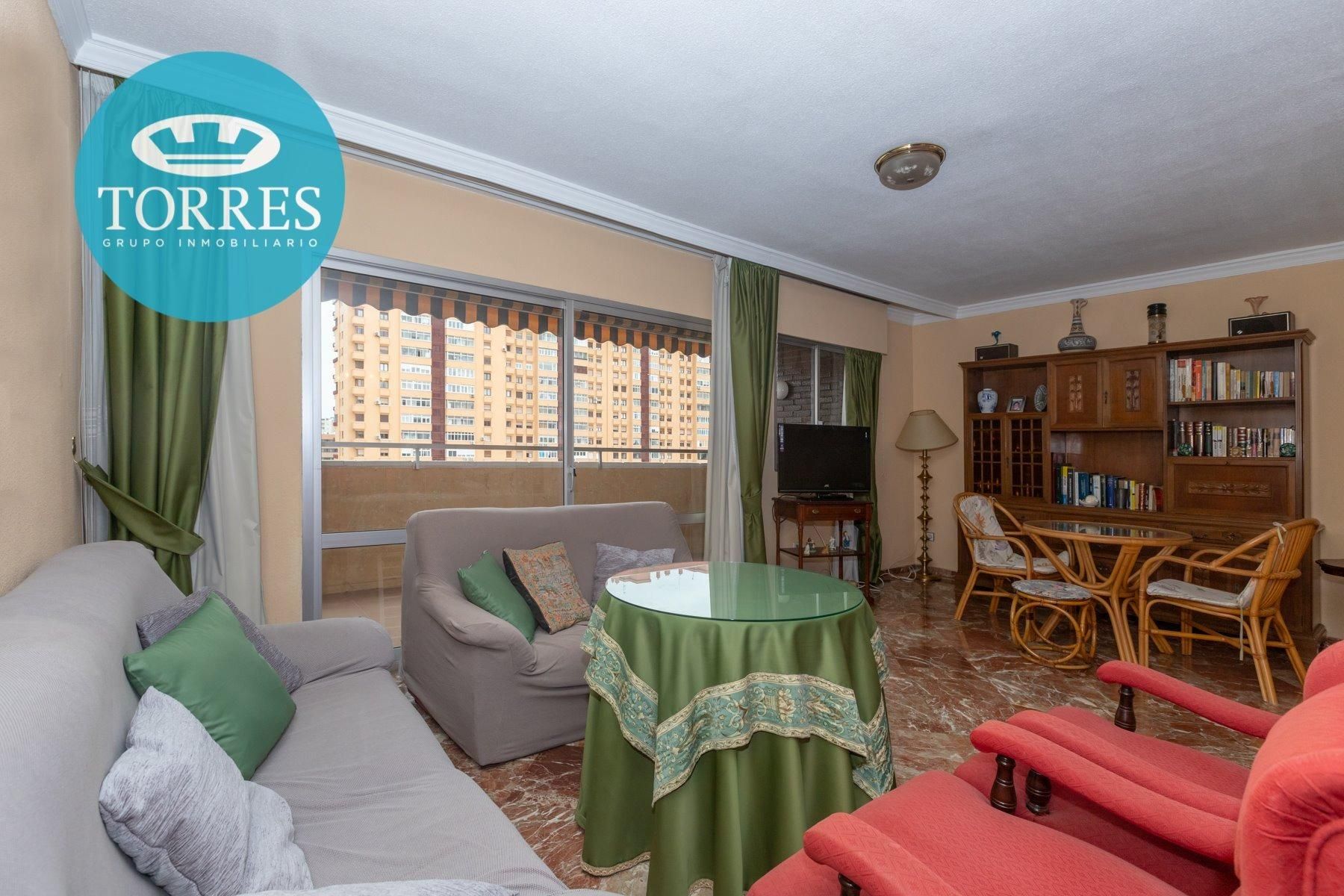 Living room of Flat for sale in Málaga Capital  with Parquet flooring, Terrace and Storage room