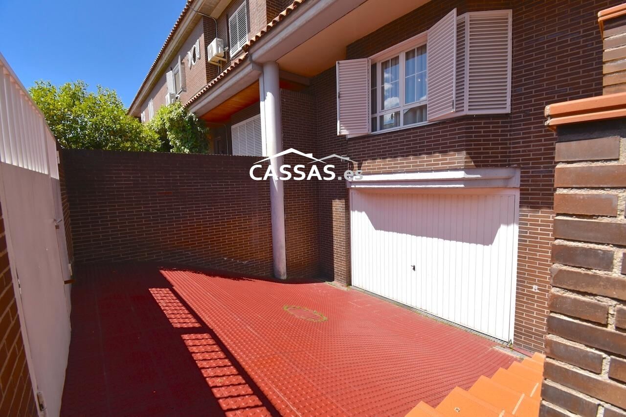 Vista exterior de Casa adosada en venda en Torrejón de Ardoz amb Aire condicionat, Calefacció i Terrassa