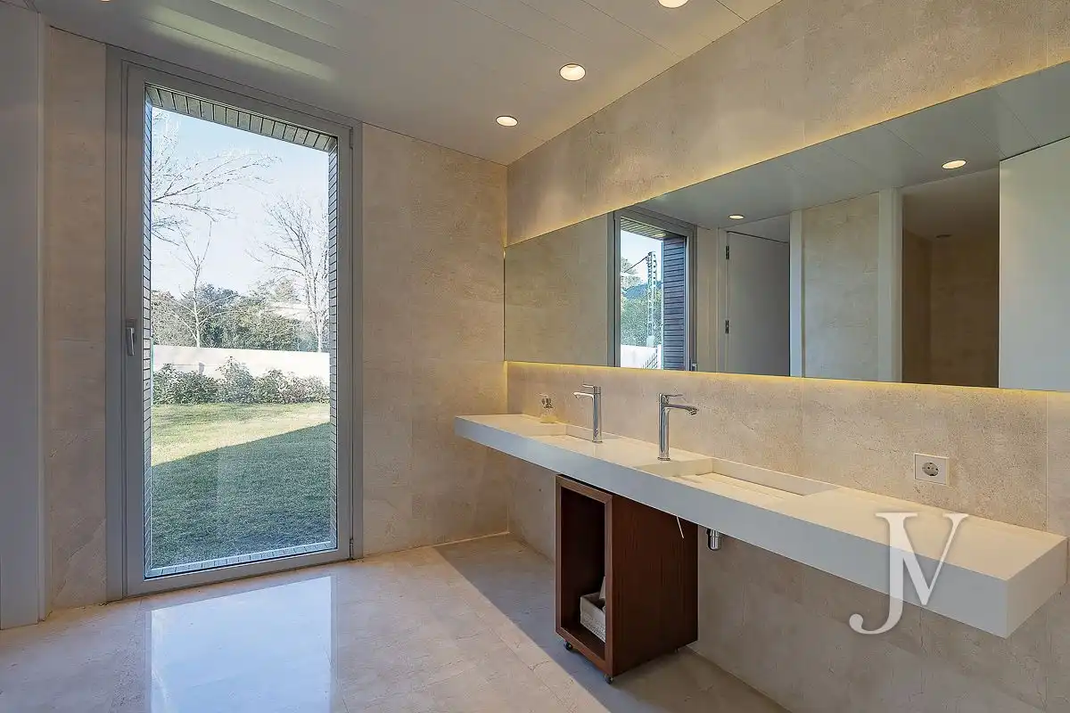 Bathroom of Houses for sale in Madrid  with Air Conditioner, Heating and Private garden