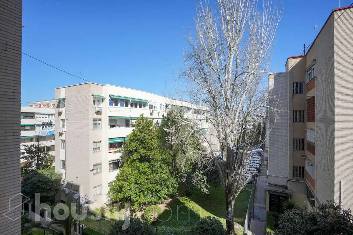 Vista exterior de Pis en venda en Madrid amb Calefacció, Parquet i Moblat