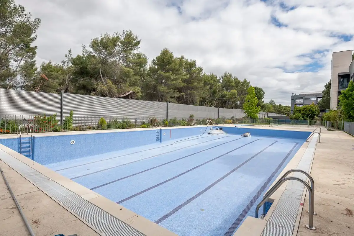 Schwimmbecken von Dachboden zum Verkauf in Majadahonda mit Klimaanlage, Heizung und Privatgarten