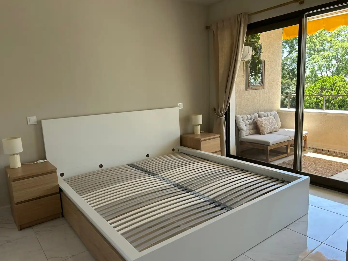 Habitación de Piso de alquiler en Estepona con Aire acondicionado, Terraza y Amueblado