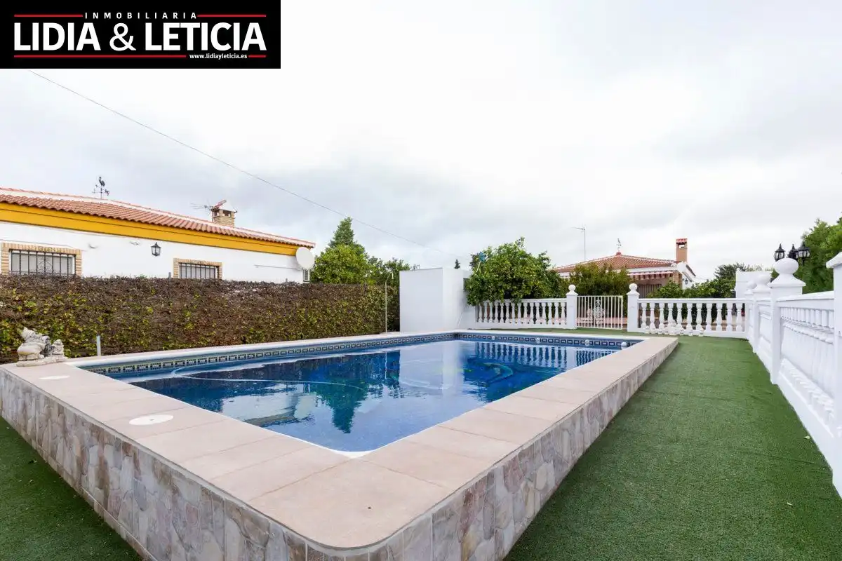 Piscina de Casa o chalet en venta en Alcalá de Guadaira con Aire acondicionado, Calefacción y Jardín privado