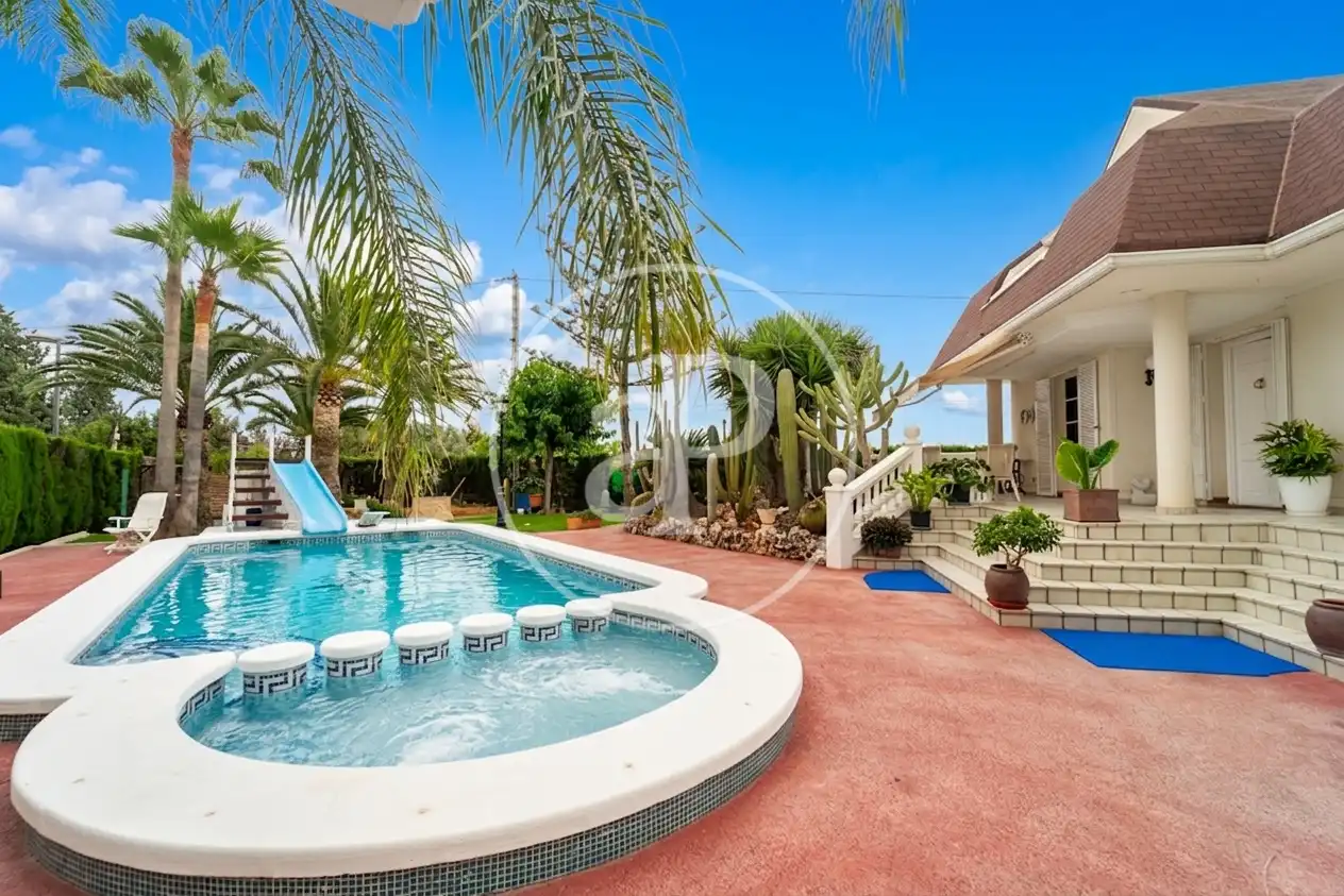 Exterior view of Houses for sale in San Vicente del Raspeig / Sant Vicent del Raspeig  with Air Conditioner, Heating and Private garden