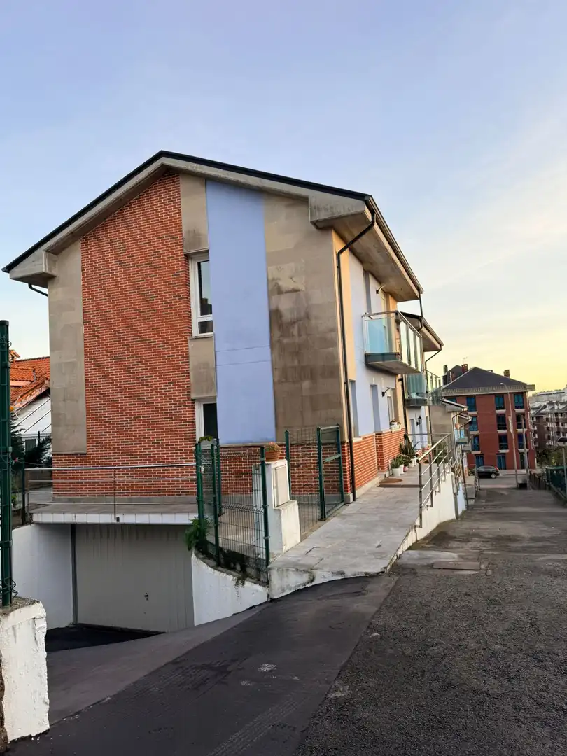 Außenansicht von Einfamilien-Reihenhaus zum Verkauf in Camargo mit Heizung und Terrasse