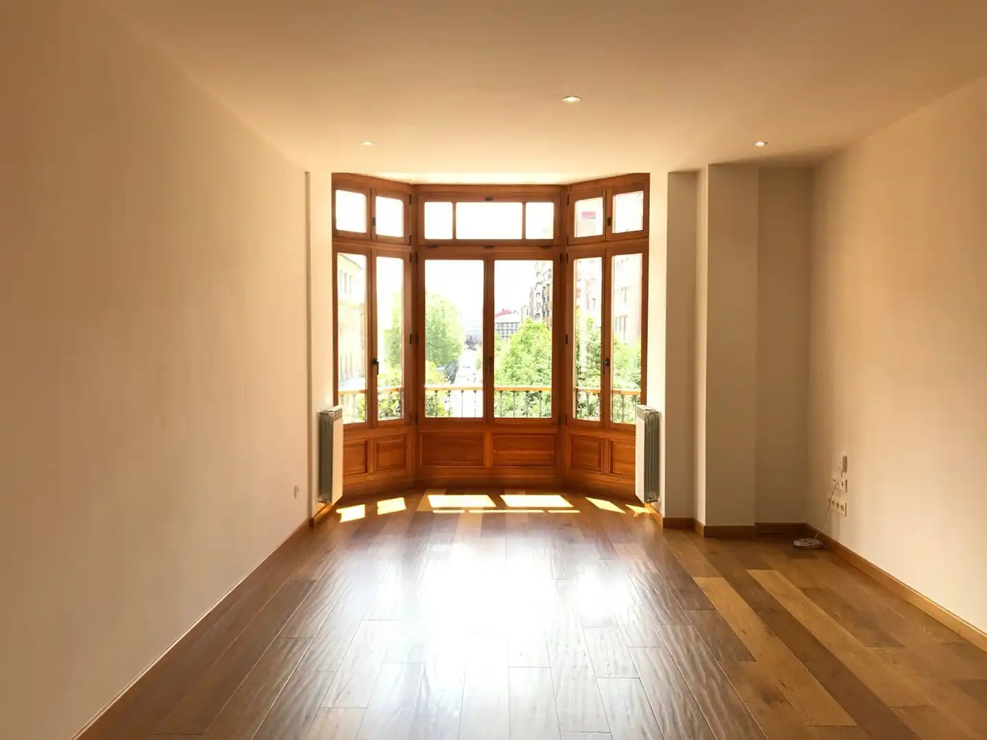 Sala d'estar de Pis de lloguer en Gijón  amb Calefacció i Piscina