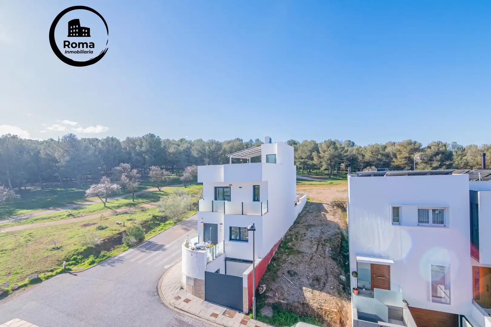 Vista exterior de Casa adosada en venta en La Zubia con Aire acondicionado, Calefacción y Piscina