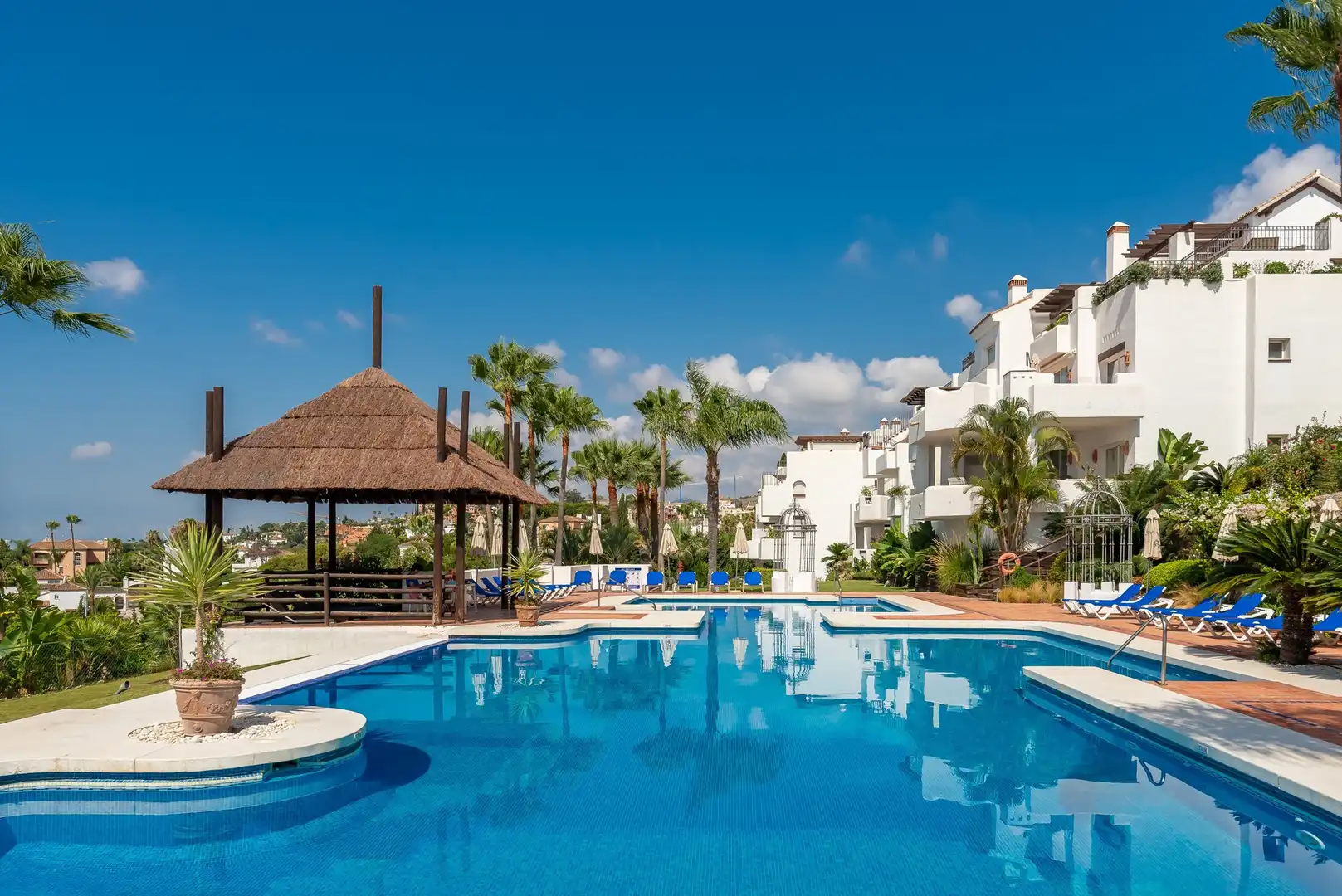 Apartment with pool for sale in Nueva Andalucía