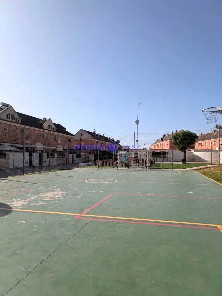 Vista exterior de Casa o xalet en venda en Coria del Río amb Aire condicionat, Terrassa i Piscina