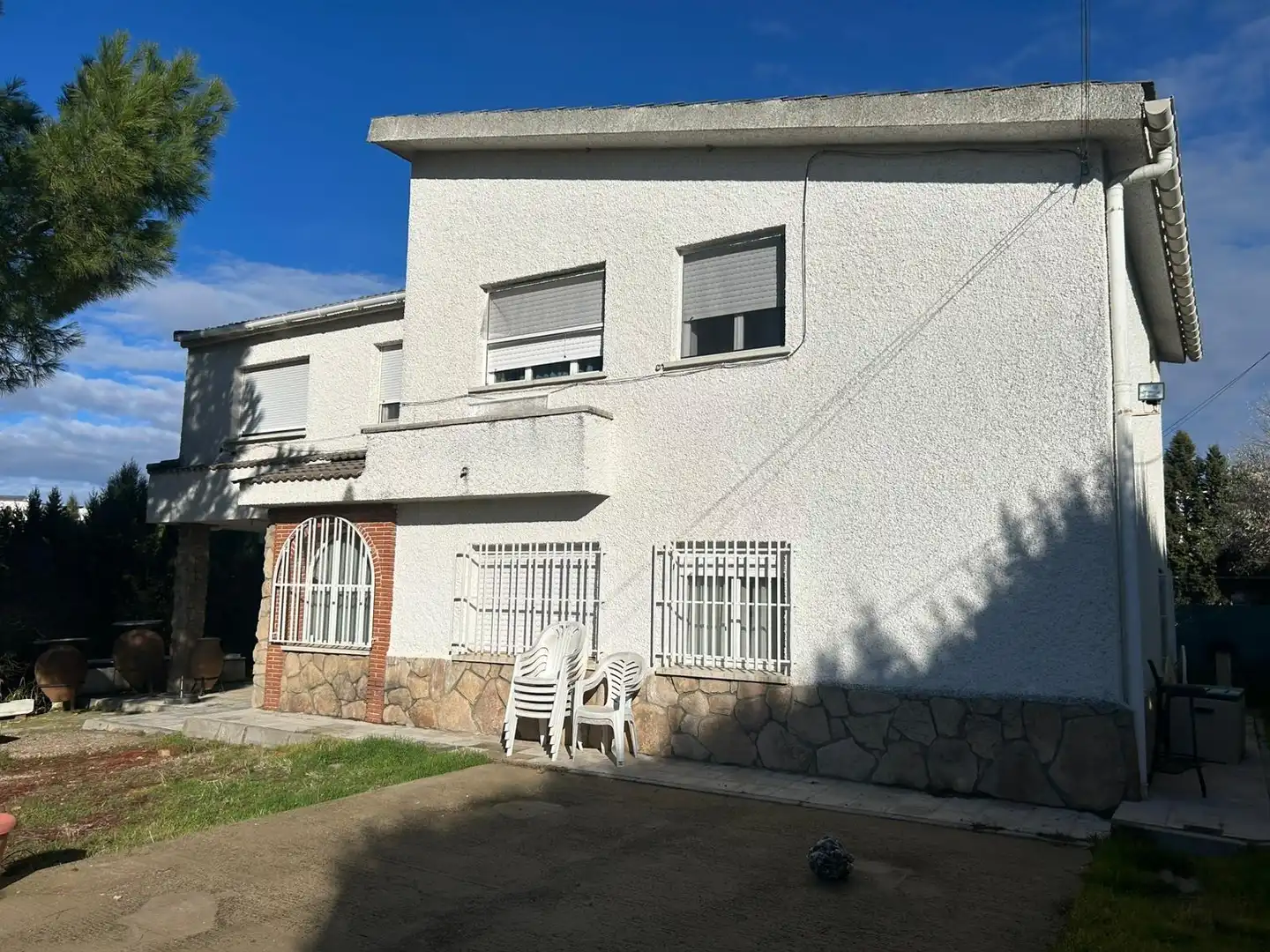 Vista exterior de Casa o xalet en venda en Villalbilla amb Jardí privat i Piscina