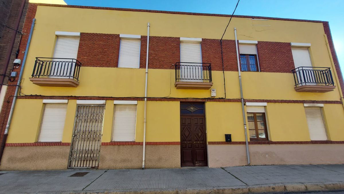 Vista exterior de Casa o xalet en venda en León Capital  amb Aire condicionat, Calefacció i Terrassa