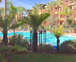 Piscina de Pis en venda en Marbella amb Aire condicionat, Terrassa i Balcó