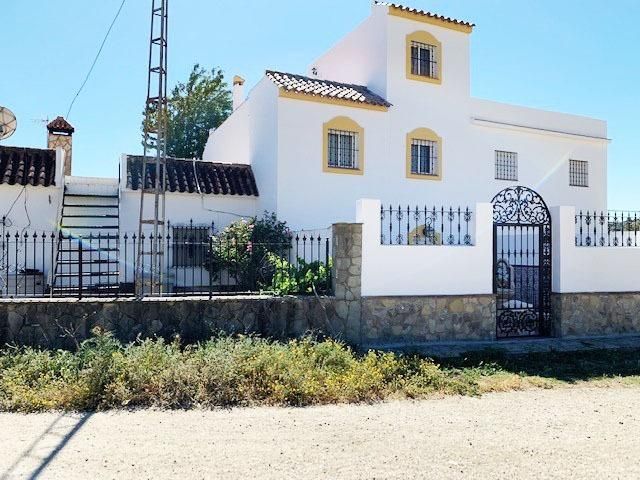 Vista exterior de Casa o xalet en venda en Alcalá de los Gazules amb Jardí privat