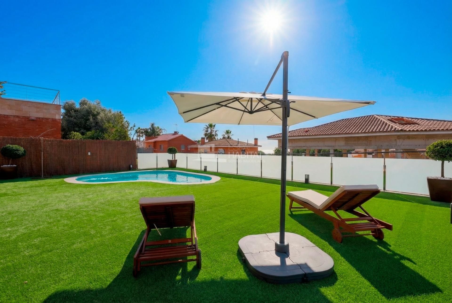 Swimming pool of House or chalet for sale in Vilassar de Dalt  with Air Conditioner, Private garden and Parquet flooring