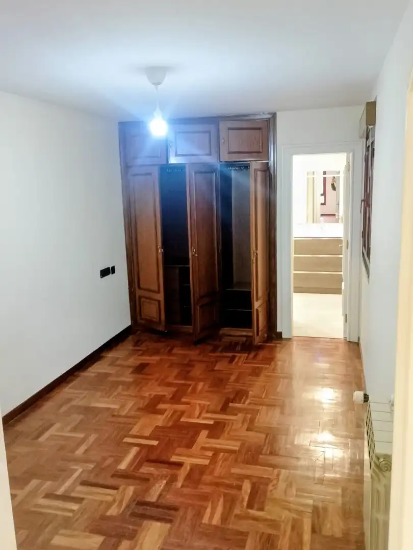 Dormitori de Pis de lloguer en Oviedo  amb Calefacció, Parquet i Terrassa