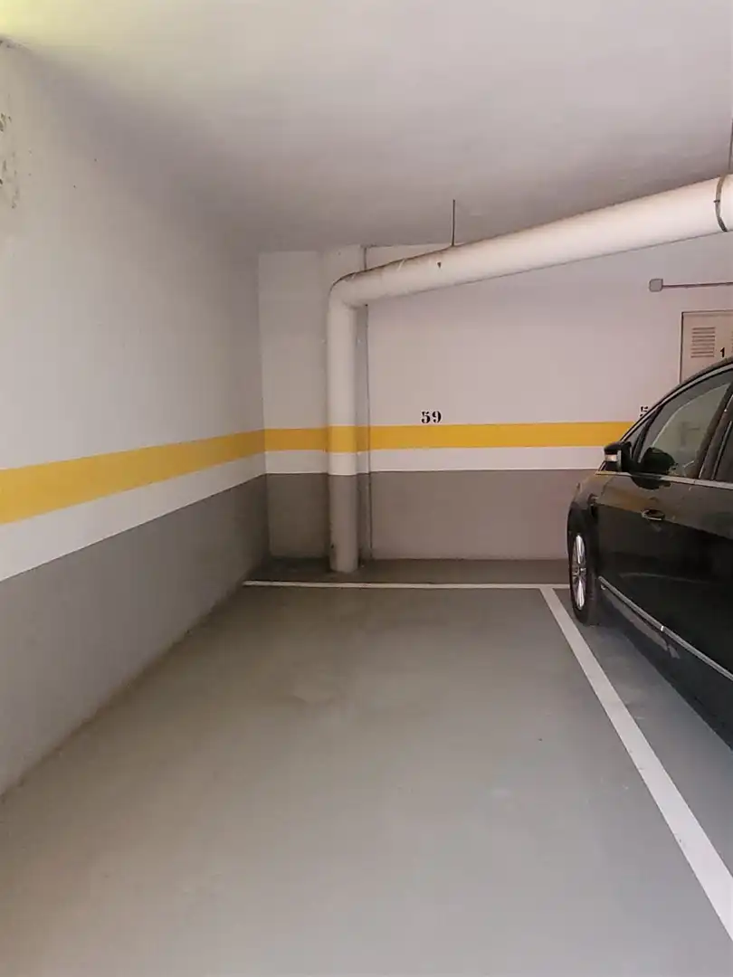 Aparcament de Apartament en venda en Estepona amb Aire condicionat i Terrassa