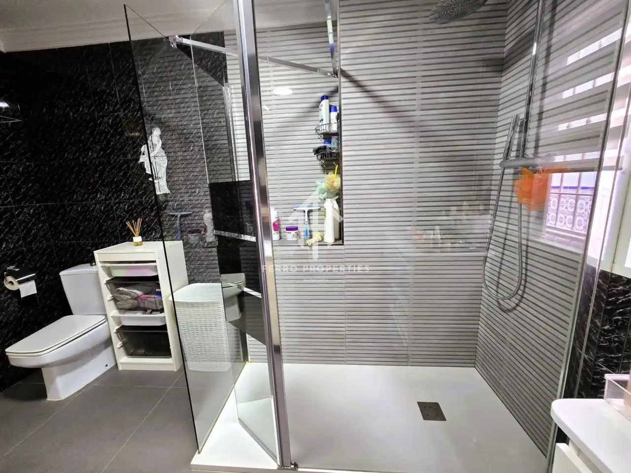 Bany de Casa o xalet en venda en Loja amb Jardí privat, Terrassa i Piscina