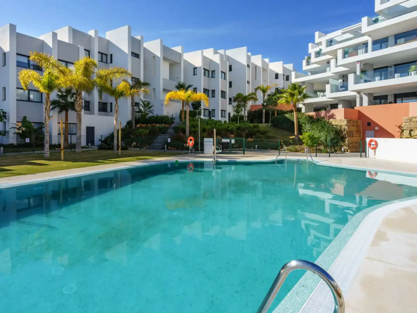 Schwimmbecken von Dachboden zum Verkauf in Manilva mit Klimaanlage, Heizung und Terrasse