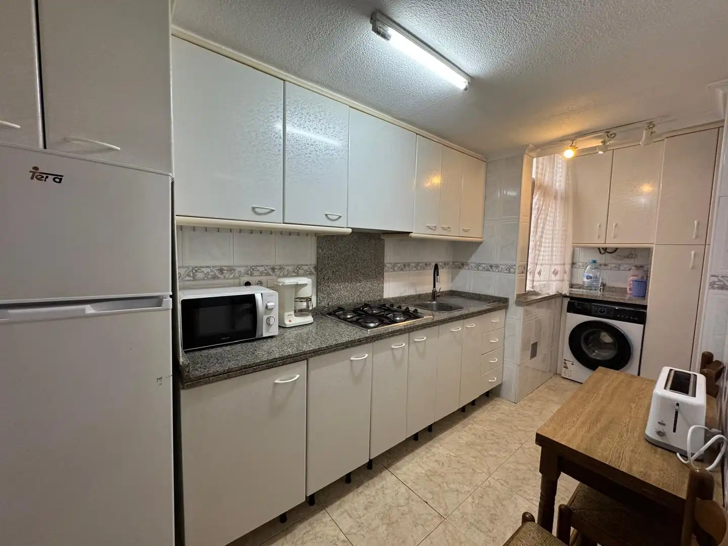 Cuina de Apartament de lloguer en El Campello amb Jardí privat, Terrassa i Moblat