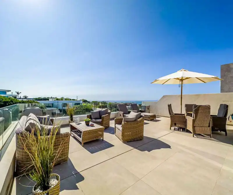 Terrasse von Haus oder Chalet zum Verkauf in Marbella mit Klimaanlage, Heizung und Privatgarten