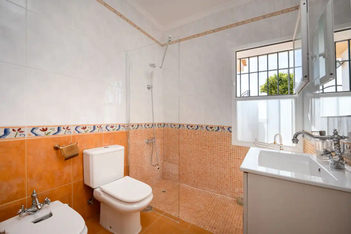 Bany de Casa o xalet en venda en Marbella amb Aire condicionat, Jardí privat i Piscina