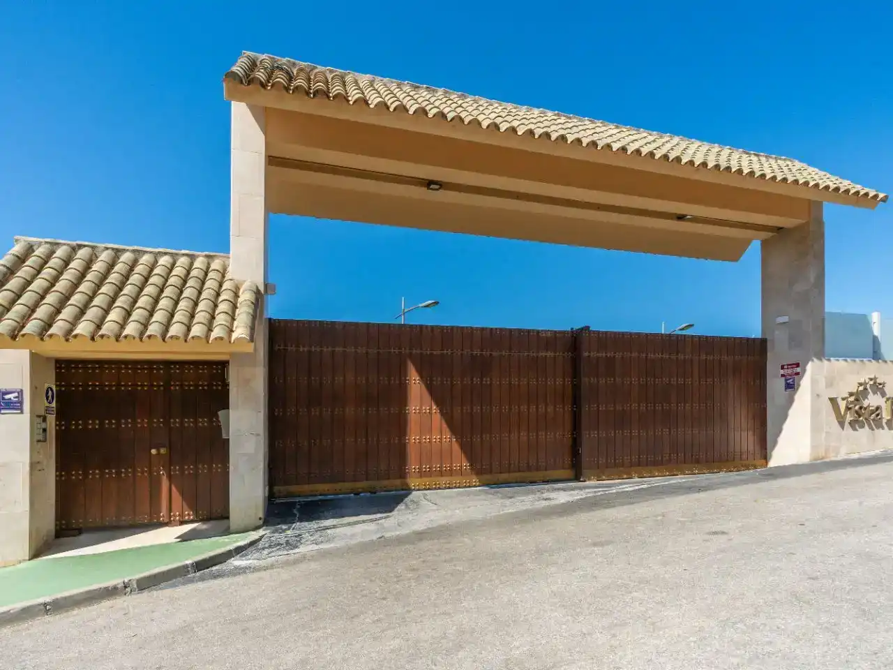 Vista exterior de Piso en venta en Marbella con Aire acondicionado, Terraza y Piscina
