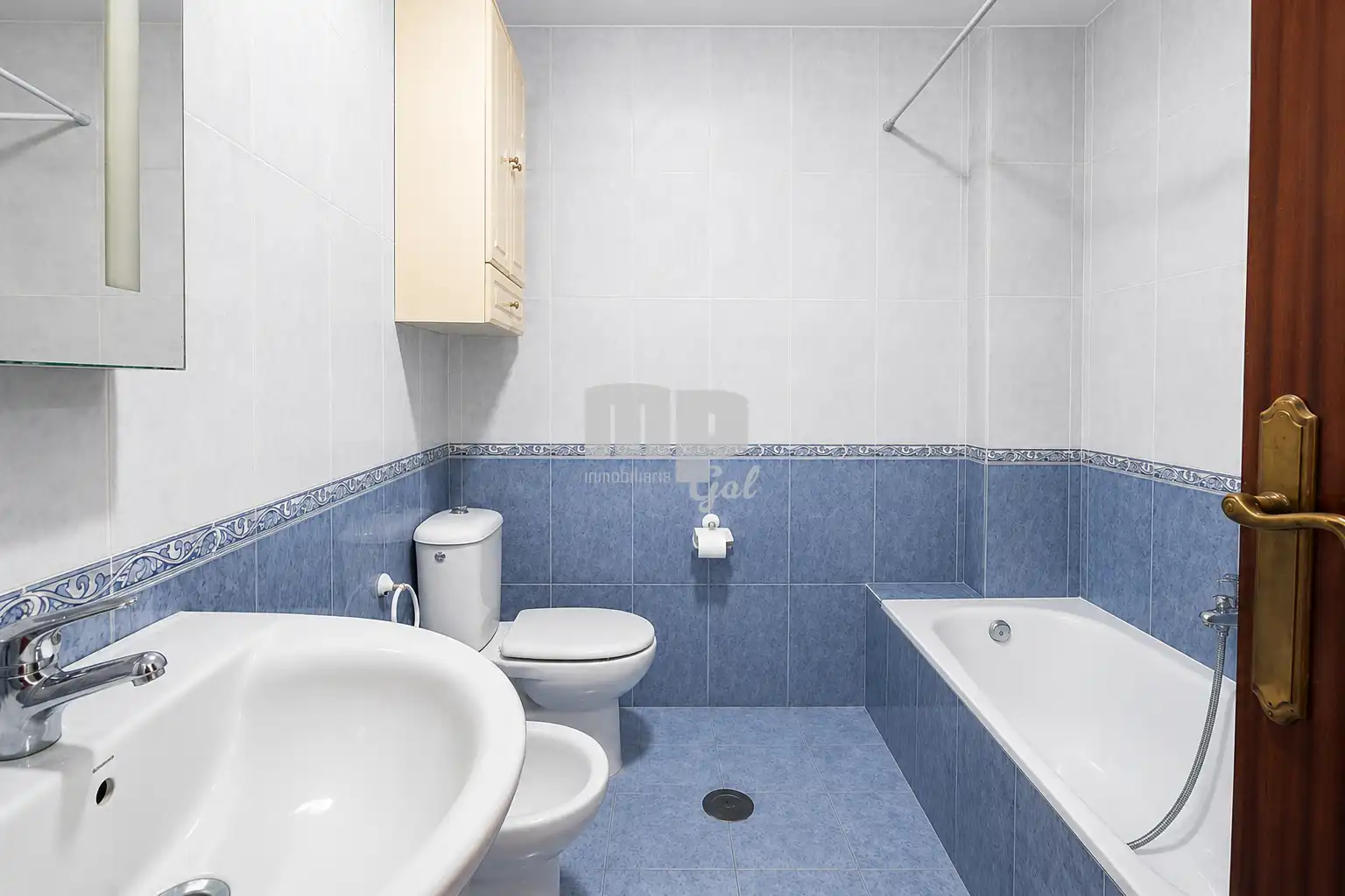 Bathroom of Flat for sale in Moaña  with Storage room