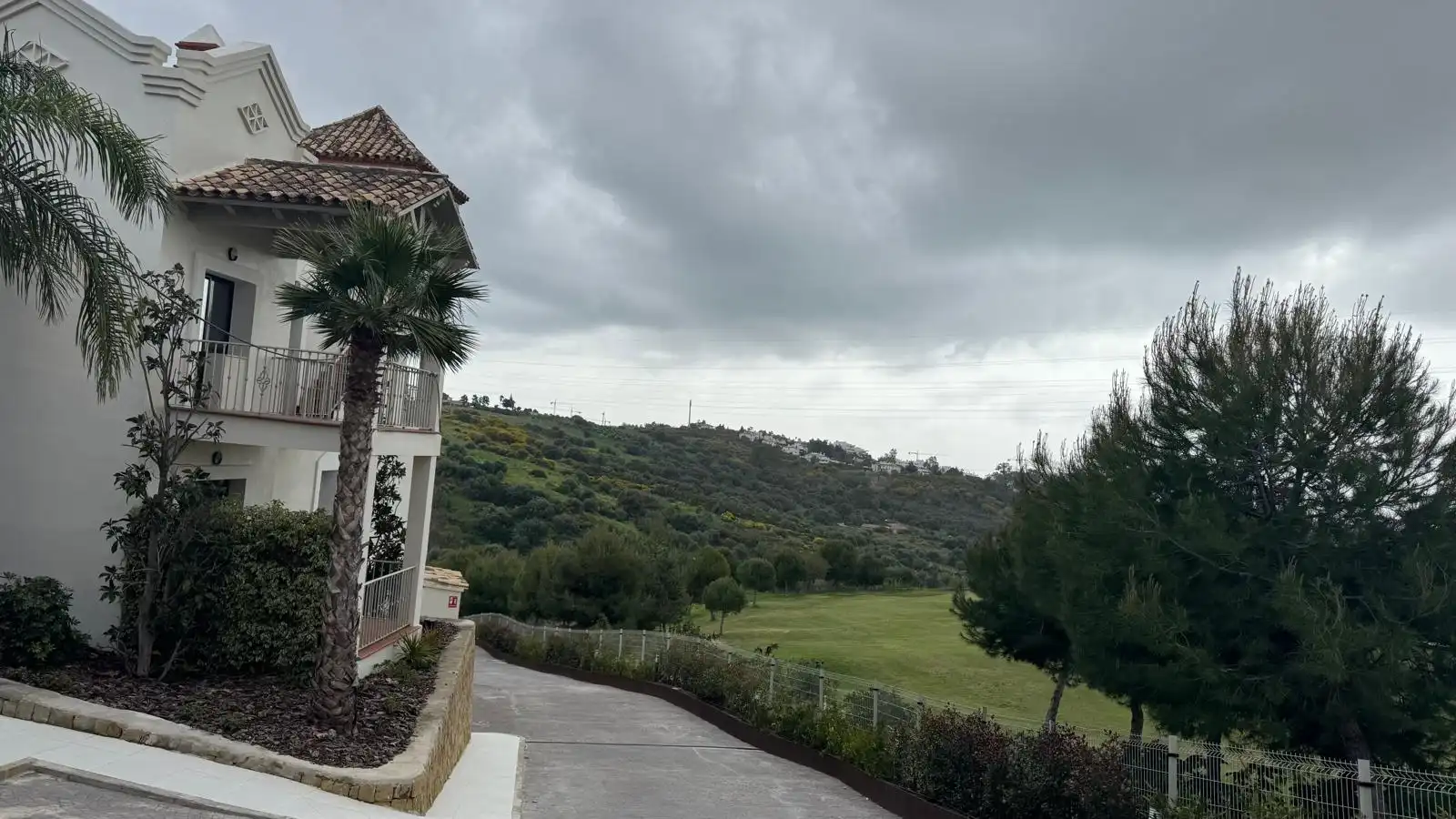 Außenansicht von Einfamilien-Reihenhaus zum Verkauf in Estepona mit Klimaanlage, Terrasse und Ofen