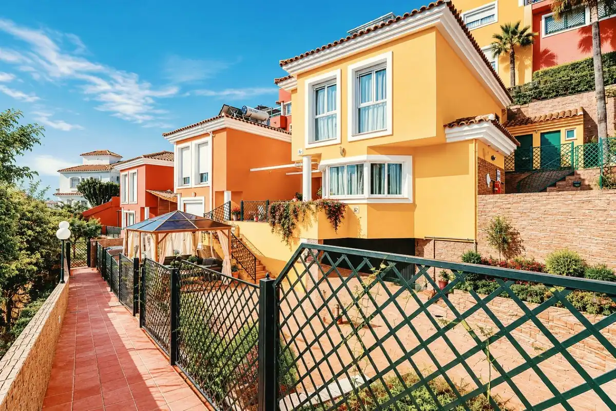 Außenansicht von Einfamilien-Reihenhaus zum Verkauf in Benalmádena mit Klimaanlage, Heizung und Privatgarten
