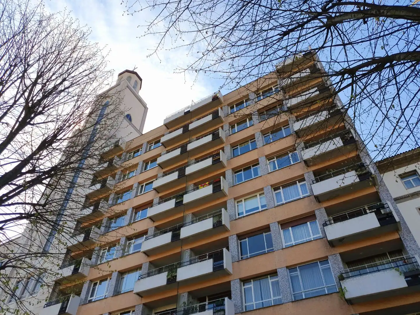 Vista exterior de Piso en venta en Oviedo  con Balcón