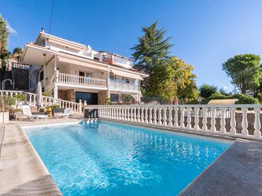Casa aparellada amb piscina en venda a Calle de Vázquez Díaz