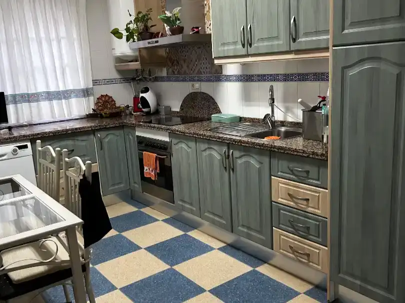 Cuina de Casa adosada en venda en La Rinconada amb Aire condicionat i Balcó
