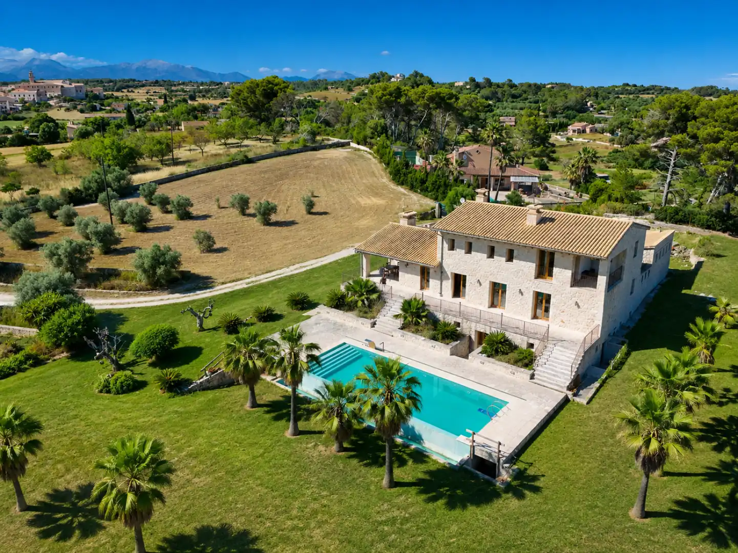Vista exterior de Casa o xalet en venda en Lloret de Vistalegre amb Aire condicionat, Terrassa i Piscina