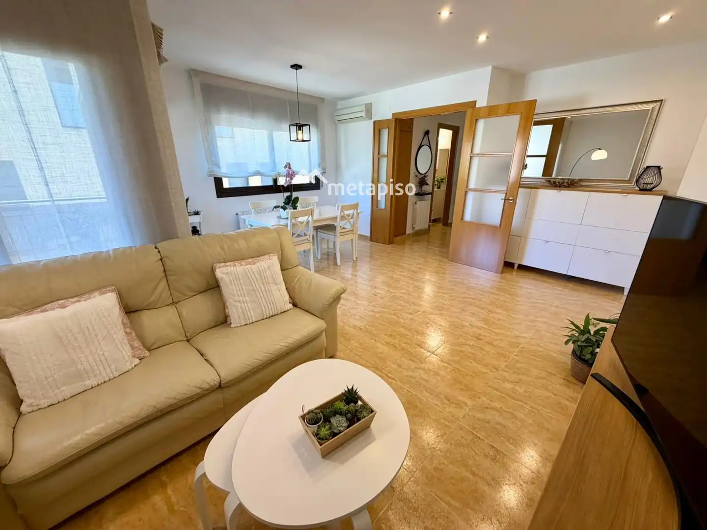 Sala de estar de Casa adosada en venta en Santa Margarida I Els Monjos con Aire acondicionado, Calefacción y Terraza